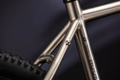 Bombtrack Hook EXT Ti brushed finish detail