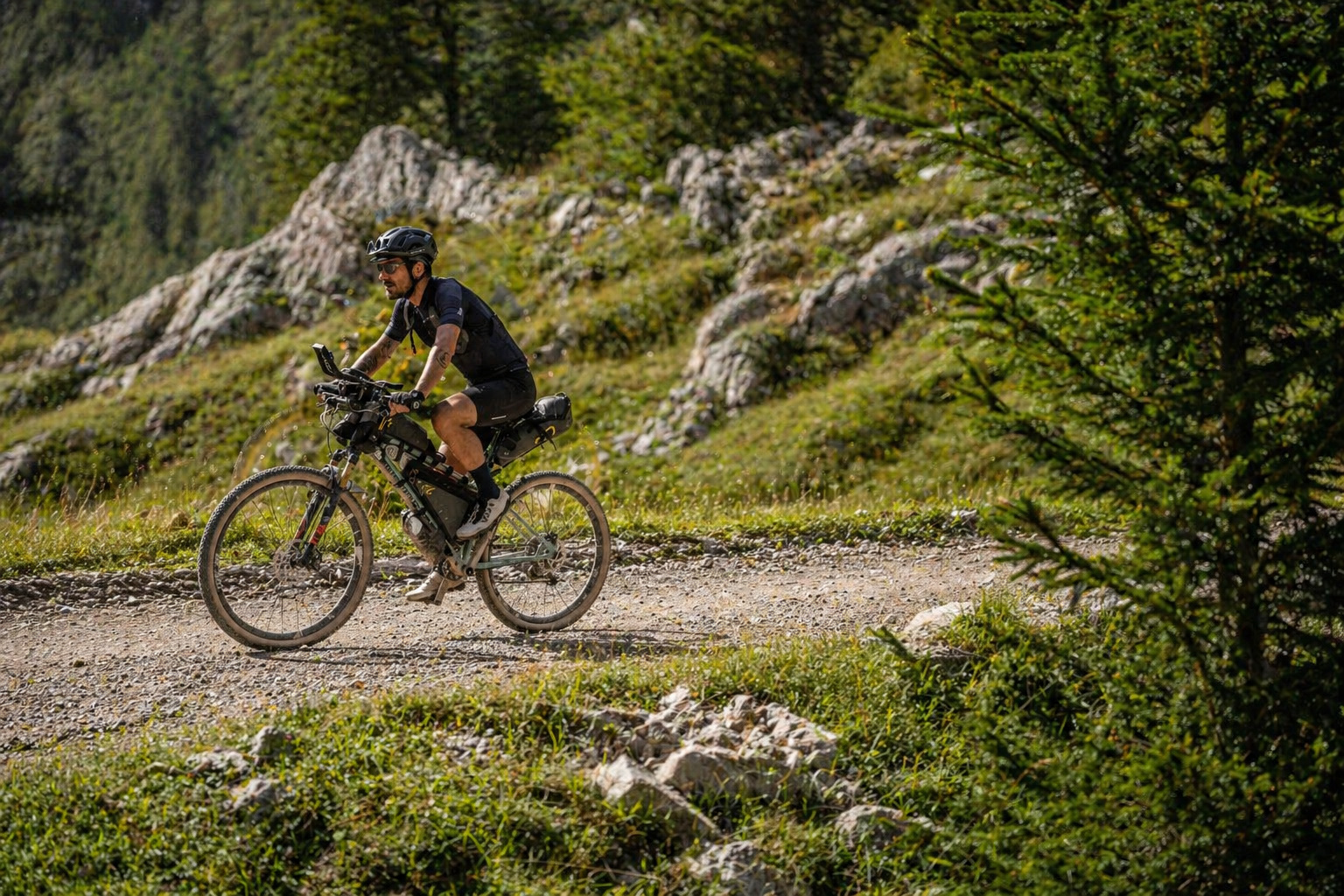 Bici su sterrato con carico